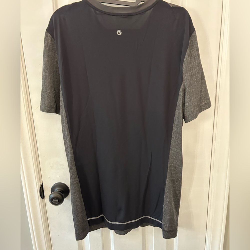 Men’s Lululemon Possible Size L Large Gray/Black Short Sleeve Shirt - Picture 2 of 3